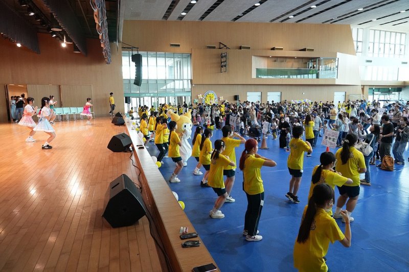 幼保科學生帶領下大小朋友一起跳律動、玩團康。