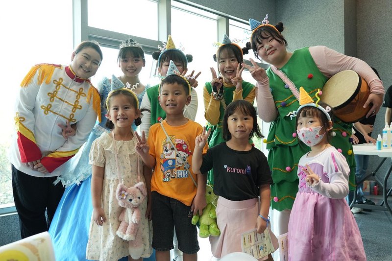 參加小朋友開心與兒童劇演員合影。