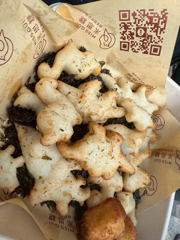 參與「掠食者市集」的青創品牌「米思粿－純米製炸甜粿」推出恐龍造型蘿蔔粿，可愛造型吸引親子族群目光。