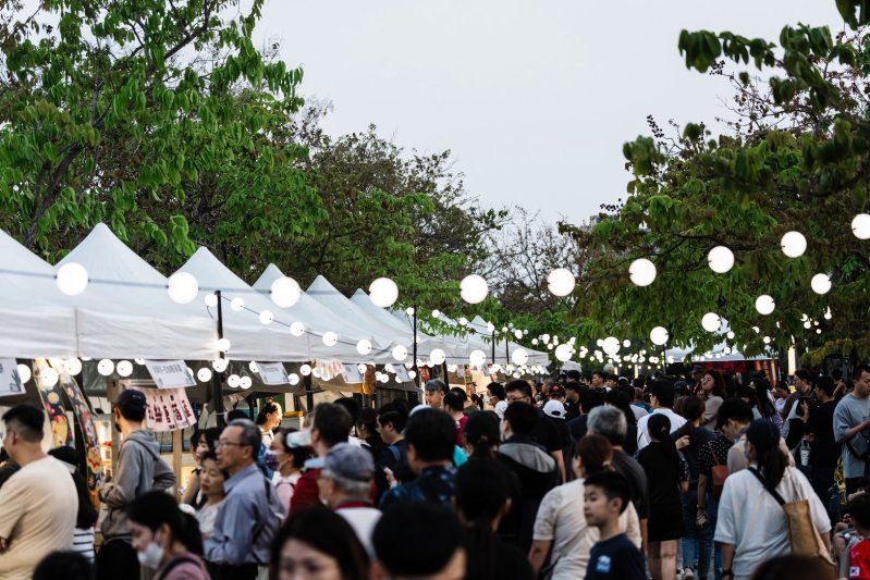 青年局配合2026高雄兒童節系列活動「恐龍酷樂園」，集結63家青創品牌於衛武營都會公園南側廣場舉辦「掠食者市集」，吸引大批民眾前往消費。