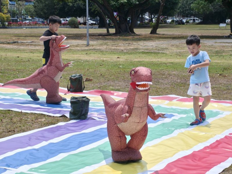 小朋友駕馭「遙控小暴龍」奔跑。