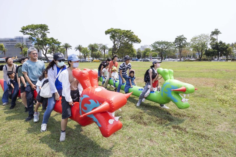 小恐龍們齊心向前衝，陸上龍舟熱血開划，默契大爆發！