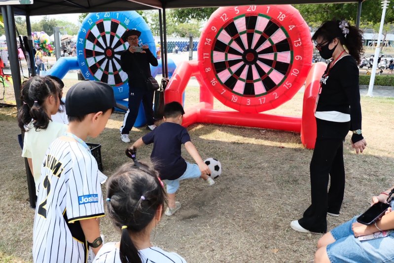 小小恐龍球員奔跑射門，進球瞬間嗨翻全場！