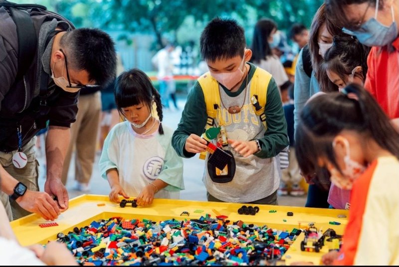 總館一樓廣場湧現滿滿人潮，現場笑聲不斷、氣氛熱烈，處處可見孩子專注投入創作、家長陪伴互動的溫馨畫面。