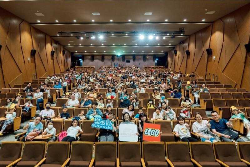 高市圖總館盛大舉辦「樂派對！開心唱跳、電影放映及抽獎活動，吸引大批親子家庭熱情參與。