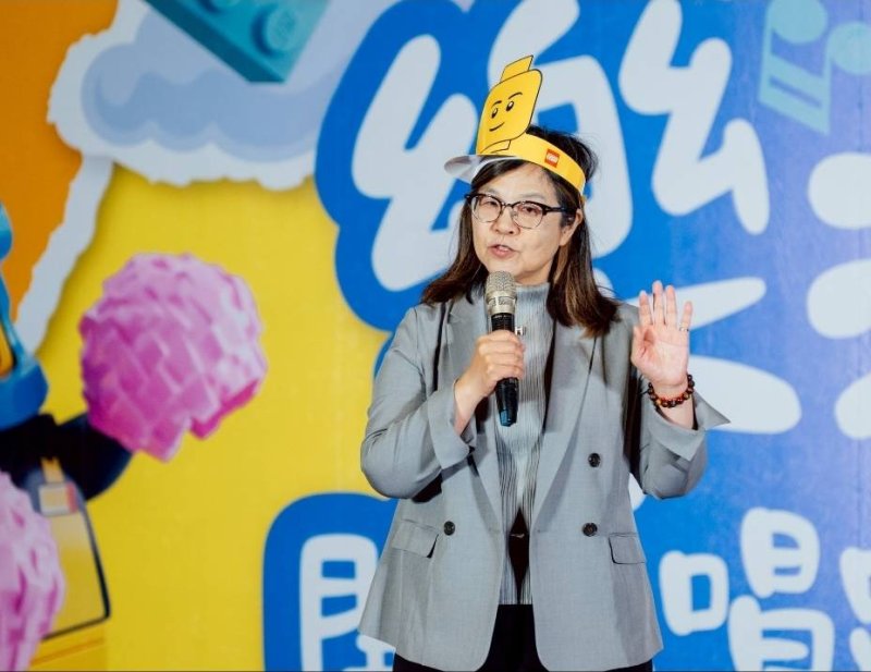 高雄市立圖書館李金鴦館長，宣布樂高雄-行動閱讀方舟計畫啟動。