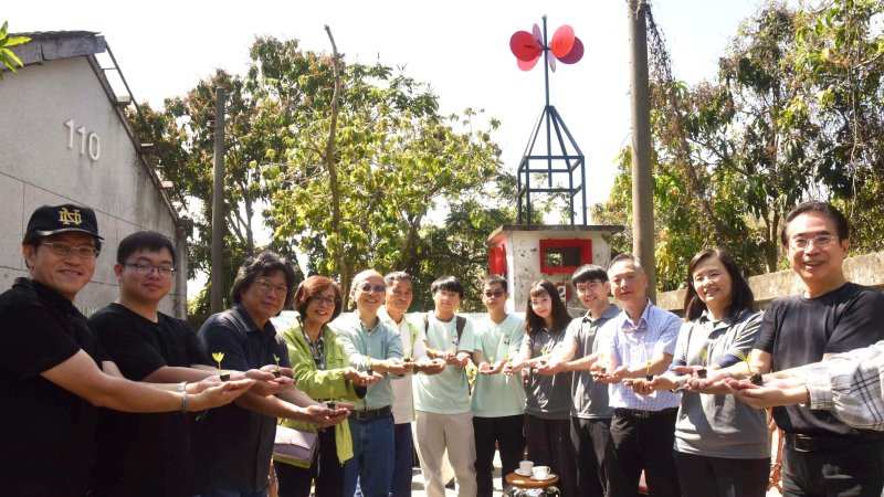 皇冠花（樹絨）啟種儀式，在農業使命團團長許能原團長引導祈禱下進行，與會者一同親手種下樹苗。(漾新聞記者陳雯萍翻攝)
