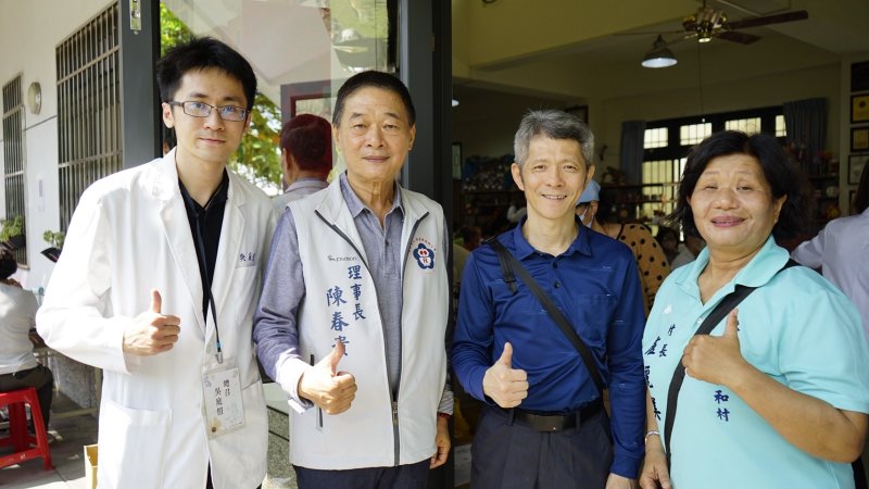 義守大學醫療服務隊於屏東林邊展開義診，由活動總召吳庭愷（左一）、義大後中醫系林立偉主任（左三）與仁和村盧麗美村長（左四）共同合作，整合醫療專業與地方資源，為偏鄉長者提供完善的醫療照護。（資料畫面來源：義守大學提供）