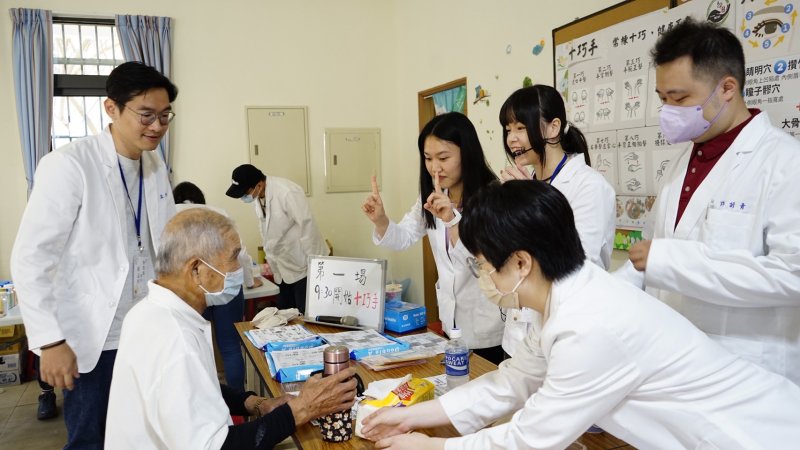 衛教中心組員親切地向長者示範十巧手健康操，一邊做動作一邊仔細講解，引導長者一起動動手，將中醫養生衛教知識輕鬆傳遞給里民，共同守護健康。（資料畫面來源：義守大學提供）