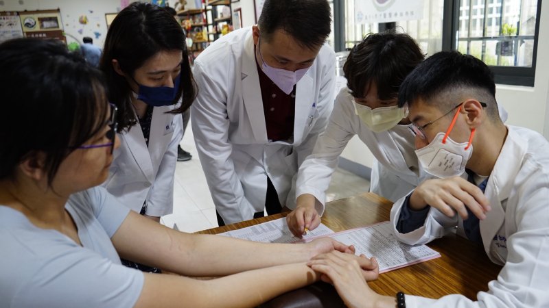 隨隊中醫師親切為鄉親把脈，並帶領學子們探討病徵，不僅為居民解決身體病痛，更在問診間流露暖心關懷，讓專業的醫療服務多了一份人情溫度。（資料畫面來源：義守大學提供）