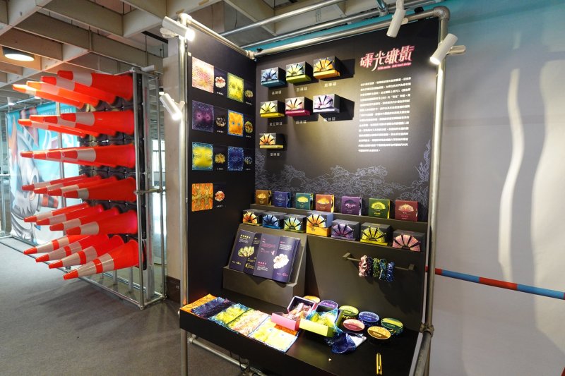 作品「磲光織影」大膽將瀕危硨磲貝的共生光影，轉化為時尚口袋巾。