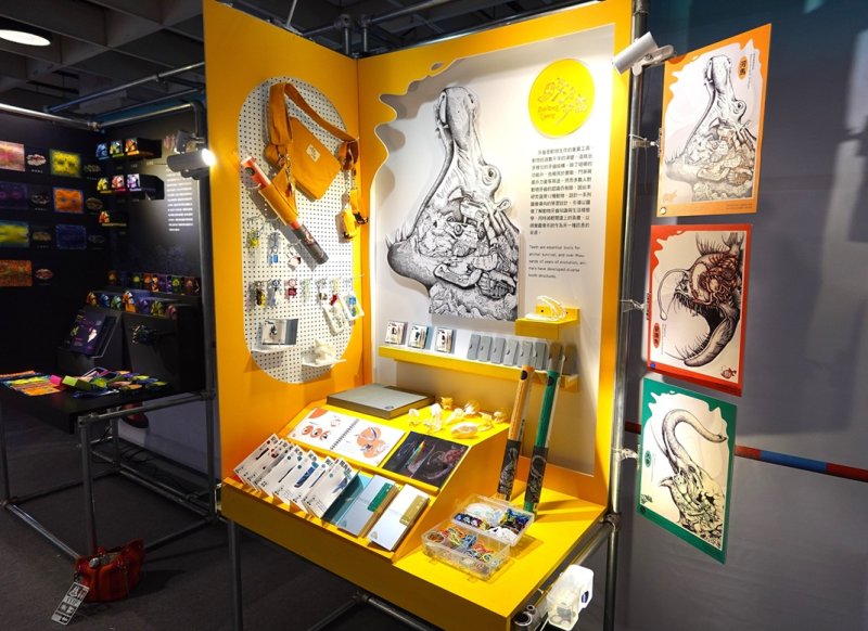 作品「咬牙切齒」則將硬核的12種動物牙齒演化知識，轉譯為年輕人喜愛的潮流飾品與書籍。