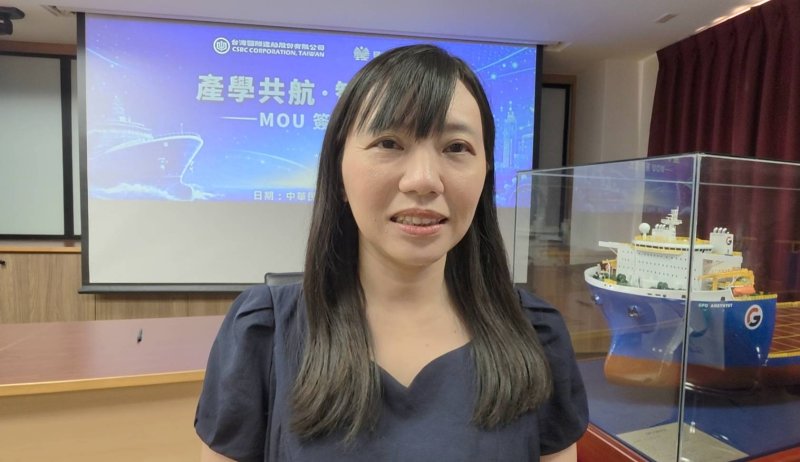 小港高中校長薛鈺勤表示,高雄科技產業發展蓬勃,高科大在相關領域具備多元專業,未來透過產學合作機制,可讓學生從高中階段即銜接升學與就業路徑,逐步進入大學體系及產業場域,包括台船等企業的實務運作,形成完整培育鏈。(漾新聞記者陳雯萍攝) 小港高中校長薛鈺勤表示,高雄科技產業發展蓬勃,高科大在相關領域具備多元專業,未來透過產學合作機制,可讓學生從高中階段即銜接升學與就業路徑,逐步進入大學體系及產業場域,包括台船等企業的實務運作,形成完整培育鏈。(漾新聞記者陳雯萍攝)