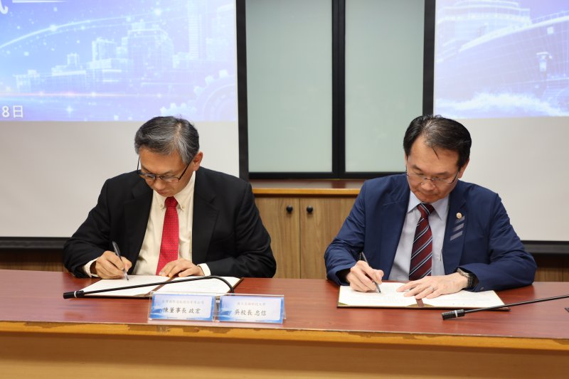 台船董事長陳政宏與國立高雄科技大學校長吳忠信代表簽署,並邀集南台灣五所指標性高中職校長共同見證,象徵人才培育鏈向下扎根、向上串聯。(漾新聞記者陳雯萍攝) 台船董事長陳政宏與國立高雄科技大學校長吳忠信代表簽署,並邀集南台灣五所指標性高中職校長共同見證,象徵人才培育鏈向下扎根、向上串聯。(漾新聞記者陳雯萍攝)
