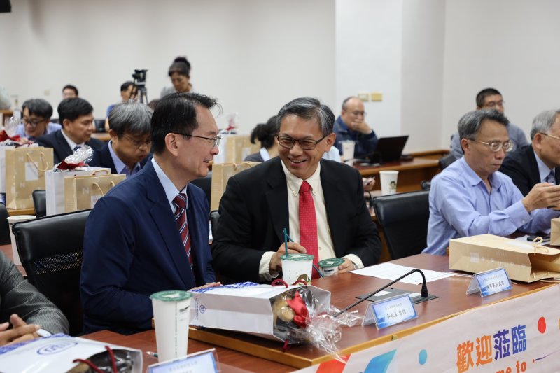 台船董事長陳政宏與國立高雄科技大學校長吳忠信代表簽署,並邀集南台灣五所指標性高中職校長共同見證,象徵人才培育鏈向下扎根、向上串聯。(漾新聞記者陳雯萍攝) 台船董事長陳政宏與國立高雄科技大學校長吳忠信代表簽署,並邀集南台灣五所指標性高中職校長共同見證,象徵人才培育鏈向下扎根、向上串聯。(漾新聞記者陳雯萍攝)
