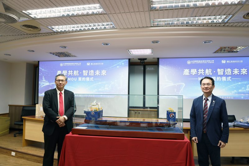 本次捐贈的模型船為半潛式重型運輸船,載重約6萬3000噸,船長約228公尺、寬48公尺,具備在海面航行與下潛至水下約28公尺的能力,可用於載運離岸風電設備、海上平台及大型工程構件。(漾新聞記者陳雯萍攝) 本次捐贈的模型船為半潛式重型運輸船,載重約6萬3000噸,船長約228公尺、寬48公尺,具備在海面航行與下潛至水下約28公尺的能力,可用於載運離岸風電設備、海上平台及大型工程構件。(漾新聞記者陳雯萍攝)