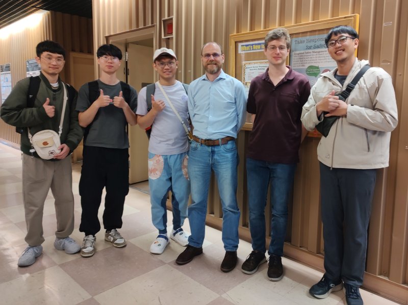 研究團隊參訪美國國家級勞倫斯柏克萊國家實驗室，與資深科學家Oliver Gessner（右三）合影。