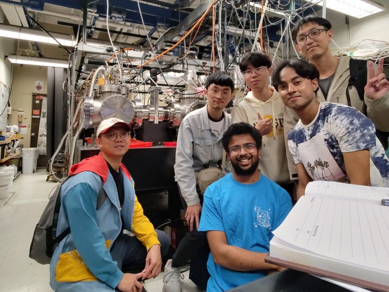 研究團隊在加州大學柏克萊分校學習最新平面液態射流（flat liquid jet）光電子光譜技術。