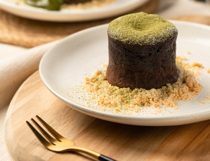 餐後甜點-「黑耀熔岩蛋糕」，打造在甜潤口感 。