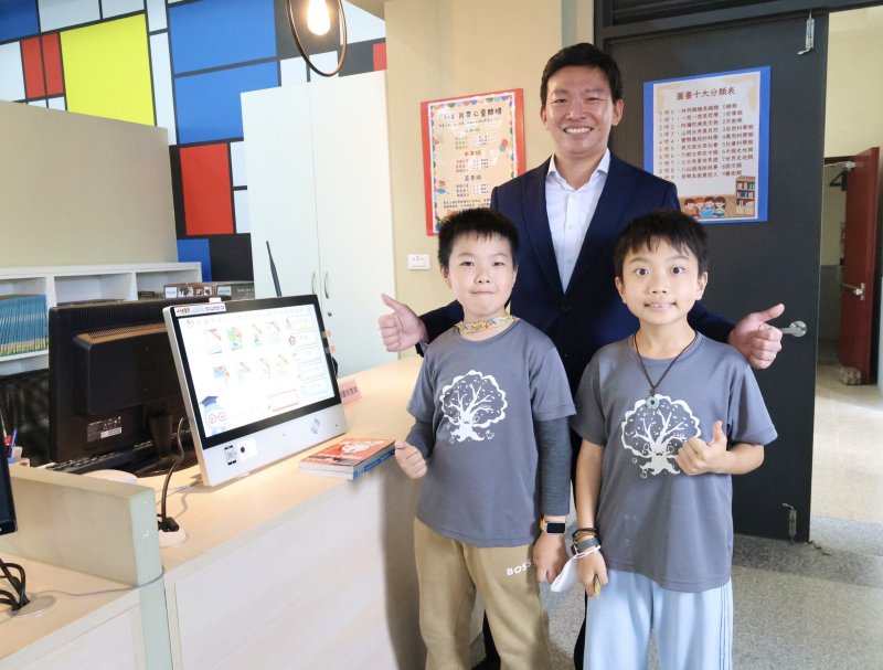 教育局長吳立森在曹公國小共站讀與學童共讀繪本，了解共讀站建置「AI智慧系統」。