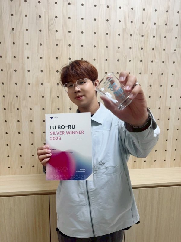 文創一甲呂柏儒以新穎的文化創意設計思維榮獲商品圖像設計類銀獎。(漾新聞記者陳雯萍翻攝)