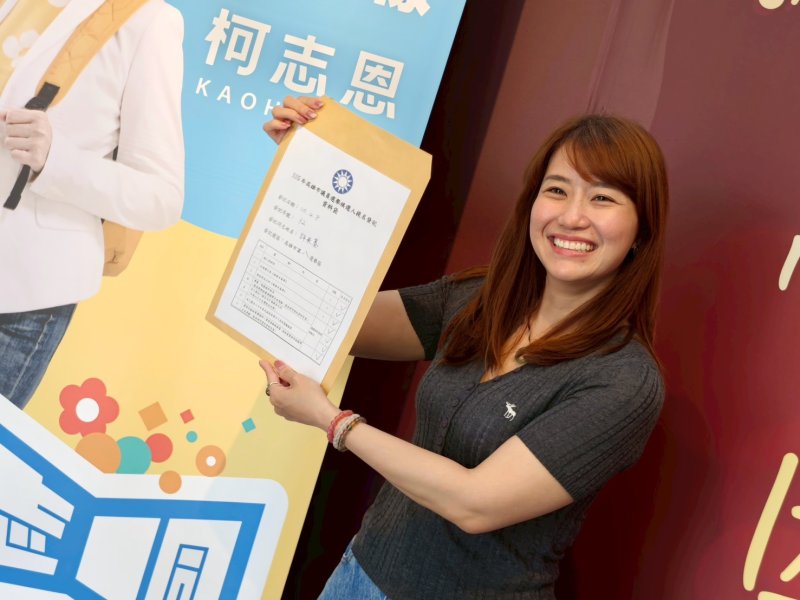 高雄市議員許采蓁完成登記黨內作業。