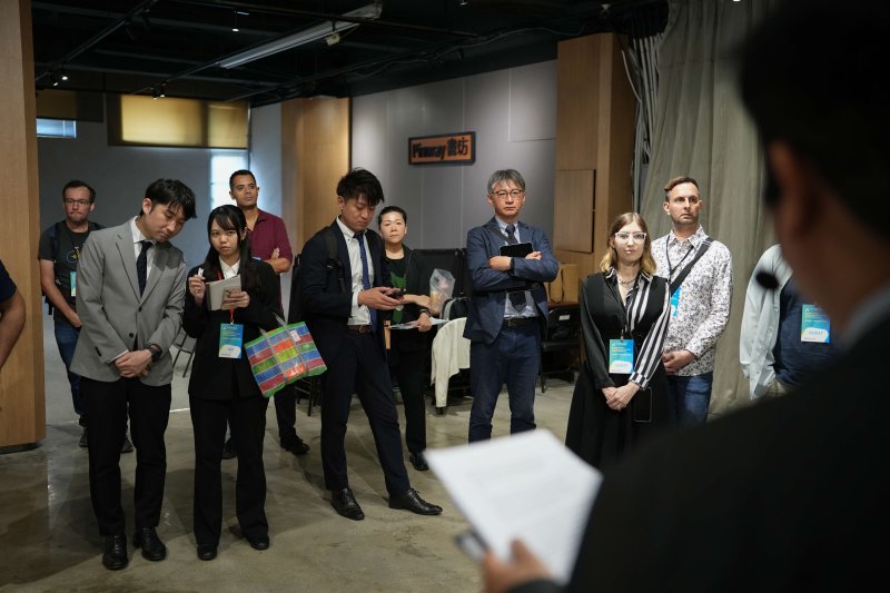 駁二Pinway 8號倉庫作為高雄數位遊牧核心據點，不僅提供國際人才諮詢與社群對話平台，更透過場域導覽展現高雄支持新型態彈性工作模式的軟硬體實力。