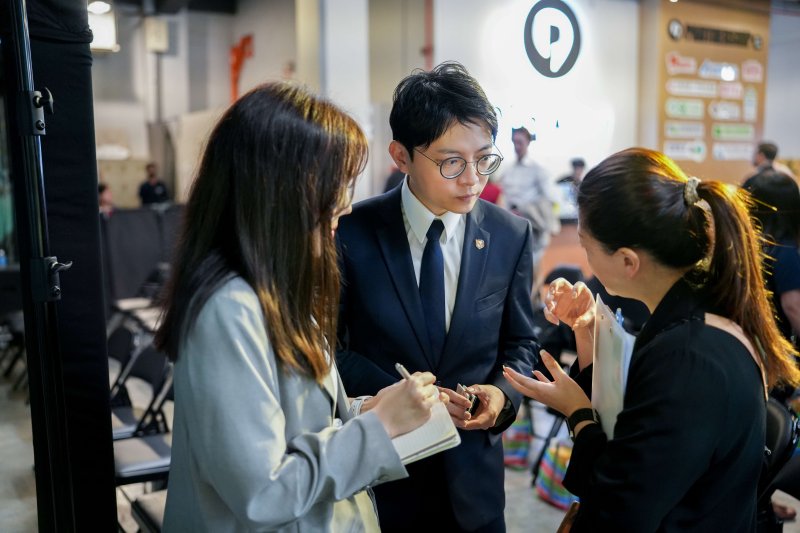 青年局長林楷軒與日本熊本 XOSS POINT.深川杏樹於場域內深入對談，雙方針對臺日創業資源對接交換意見，並高度肯定高雄數位遊牧環境對國際人才的吸引力。