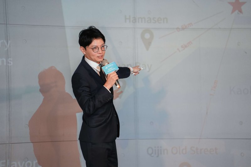 青年局長林楷軒介紹高雄具備「山海河港」的獨特城市魅力與完善的創業配套資源，強調高雄已準備好接軌國際，成為擁抱國際人才的數位遊牧友善城市。