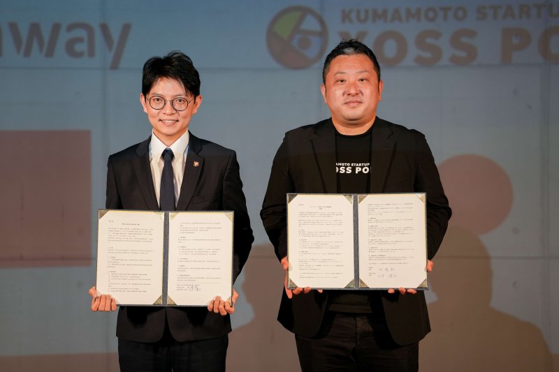 高雄市政府青年局長林楷軒（右）與日本熊本市 XOSS POINT. 培育經理上平健太（左）簽署國際合作備忘錄，宣示攜手建立跨國數位遊牧友善工作平台網絡。