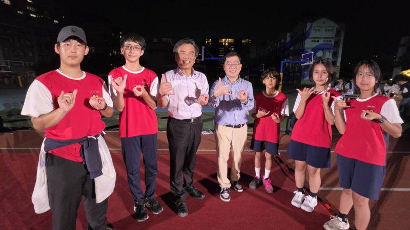 校長何茂通、家長會長陳志豪與學生們祝福五福國中60歲生日快樂!(漾新聞記者陳雯萍攝) 校長何茂通、家長會長陳志豪與學生們祝福五福國中60歲生日快樂!(漾新聞記者陳雯萍攝)