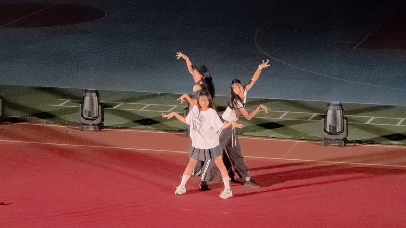 五福國中60週年生日快樂,各類社團學生在「校慶之夜」卯足力進行演出。(漾新聞記者陳雯萍攝) 五福國中60週年生日快樂,各類社團學生在「校慶之夜」卯足力進行演出。(漾新聞記者陳雯萍攝)
