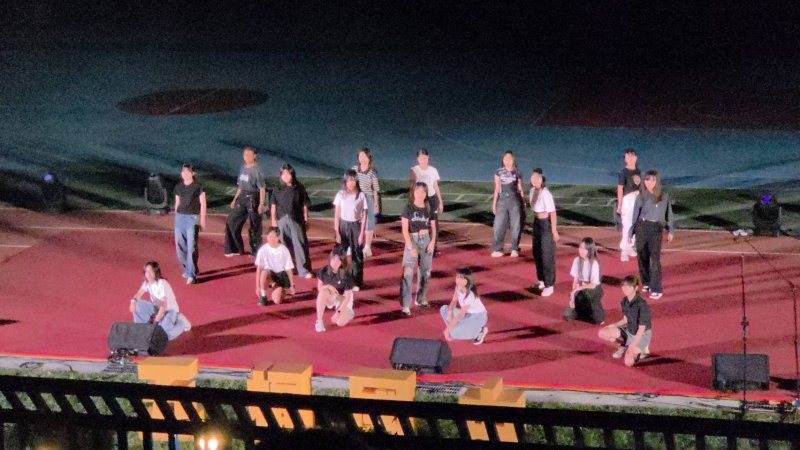 五福國中60週年生日快樂,各類社團學生在「校慶之夜」卯足力進行演出。(漾新聞記者陳雯萍攝) 五福國中60週年生日快樂,各類社團學生在「校慶之夜」卯足力進行演出。(漾新聞記者陳雯萍攝)