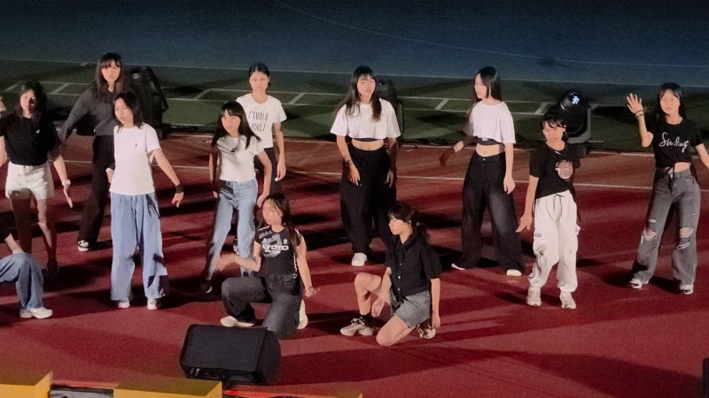 五福國中60週年生日快樂,各類社團學生在「校慶之夜」卯足力進行演出。(漾新聞記者陳雯萍攝) 五福國中60週年生日快樂,各類社團學生在「校慶之夜」卯足力進行演出。(漾新聞記者陳雯萍攝)