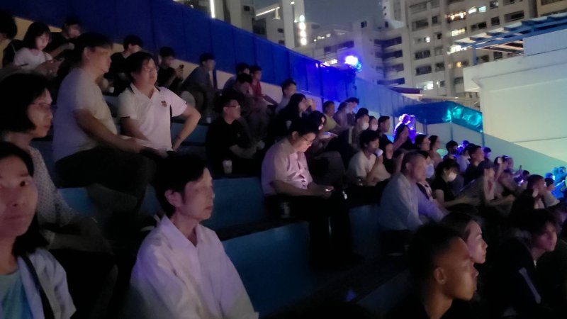 五福國中60週年生日快樂,各類社團學生在「校慶之夜」卯足力進行演出。(漾新聞記者陳雯萍攝) 五福國中60週年生日快樂,各類社團學生在「校慶之夜」卯足力進行演出。(漾新聞記者陳雯萍攝)