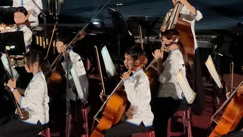 五福國中60週年生日快樂,各類社團學生在「校慶之夜」卯足力進行演出。(漾新聞記者陳雯萍攝) 五福國中60週年生日快樂,各類社團學生在「校慶之夜」卯足力進行演出。(漾新聞記者陳雯萍攝)