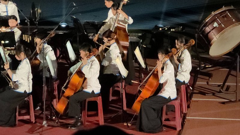 五福國中60週年生日快樂,各類社團學生在「校慶之夜」卯足力進行演出。(漾新聞記者陳雯萍攝) 五福國中60週年生日快樂,各類社團學生在「校慶之夜」卯足力進行演出。(漾新聞記者陳雯萍攝)