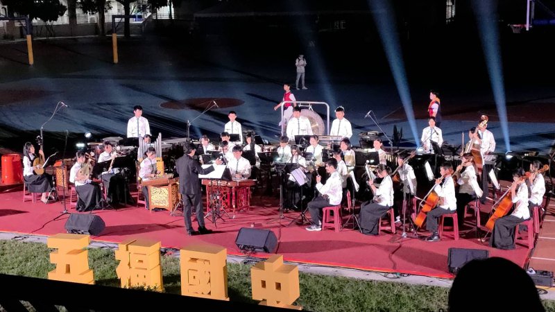 五福國中60週年生日快樂,各類社團學生在「校慶之夜」卯足力進行演出。(漾新聞記者陳雯萍攝) 五福國中60週年生日快樂,各類社團學生在「校慶之夜」卯足力進行演出。(漾新聞記者陳雯萍攝)