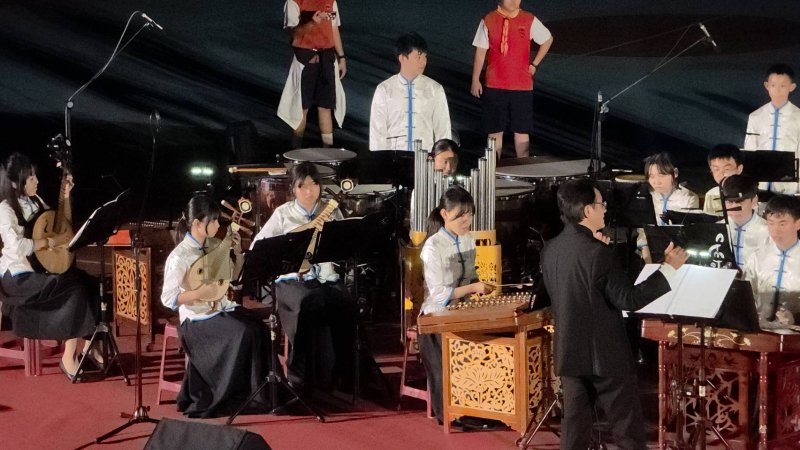 五福國中60週年生日快樂,各類社團學生在「校慶之夜」卯足力進行演出。(漾新聞記者陳雯萍攝) 五福國中60週年生日快樂,各類社團學生在「校慶之夜」卯足力進行演出。(漾新聞記者陳雯萍攝)