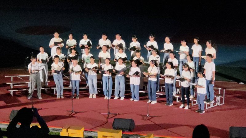 五福國中60週年生日快樂,各類社團學生在「校慶之夜」卯足力進行演出。(漾新聞記者陳雯萍攝) 五福國中60週年生日快樂,各類社團學生在「校慶之夜」卯足力進行演出。(漾新聞記者陳雯萍攝)