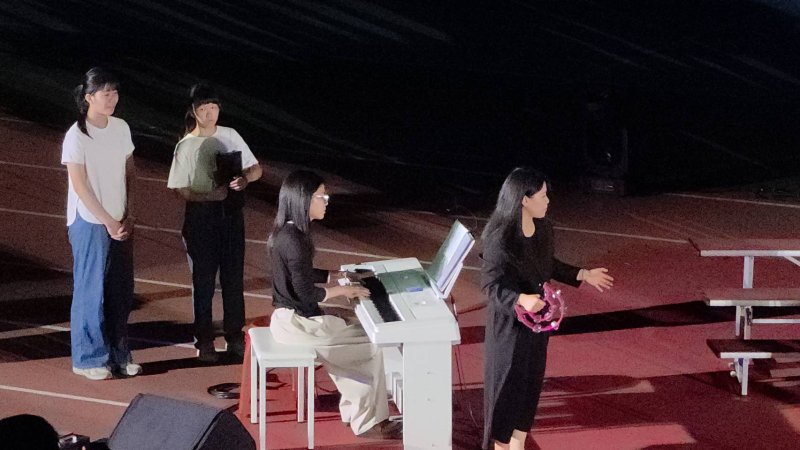 五福國中60週年生日快樂,各類社團學生在「校慶之夜」卯足力進行演出。(漾新聞記者陳雯萍攝) 五福國中60週年生日快樂,各類社團學生在「校慶之夜」卯足力進行演出。(漾新聞記者陳雯萍攝)