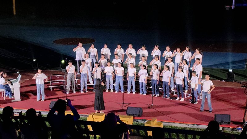 五福國中60週年生日快樂,各類社團學生在「校慶之夜」卯足力進行演出。(漾新聞記者陳雯萍攝) 五福國中60週年生日快樂,各類社團學生在「校慶之夜」卯足力進行演出。(漾新聞記者陳雯萍攝)