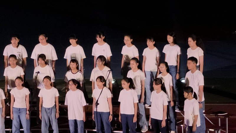 五福國中60週年生日快樂,各類社團學生在「校慶之夜」卯足力進行演出。(漾新聞記者陳雯萍攝) 五福國中60週年生日快樂,各類社團學生在「校慶之夜」卯足力進行演出。(漾新聞記者陳雯萍攝)