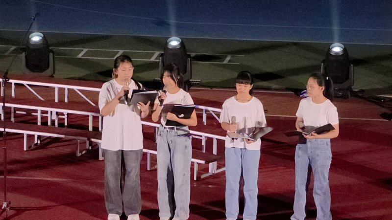 五福國中60週年生日快樂,各類社團學生在「校慶之夜」卯足力進行演出。(漾新聞記者陳雯萍攝) 五福國中60週年生日快樂,各類社團學生在「校慶之夜」卯足力進行演出。(漾新聞記者陳雯萍攝)