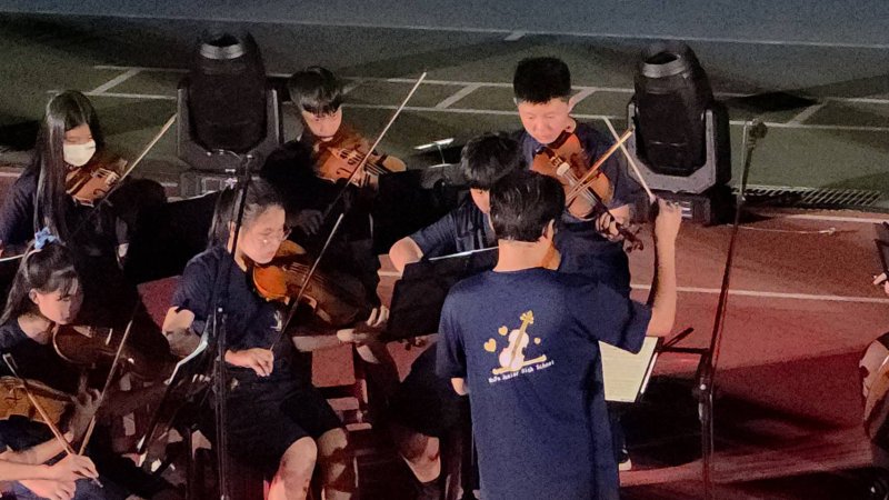 五福國中60週年生日快樂,各類社團學生在「校慶之夜」卯足力進行演出。(漾新聞記者陳雯萍攝) 五福國中60週年生日快樂,各類社團學生在「校慶之夜」卯足力進行演出。(漾新聞記者陳雯萍攝)