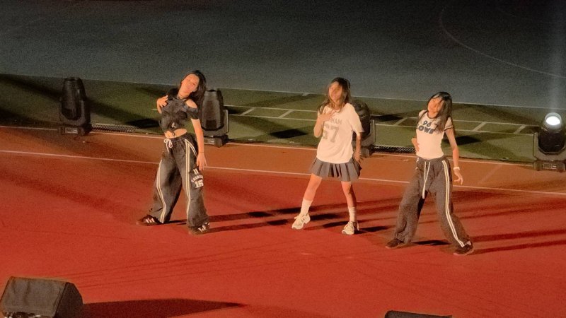 五福國中60週年生日快樂,各類社團學生在「校慶之夜」卯足力進行演出。(漾新聞記者陳雯萍攝) 五福國中60週年生日快樂,各類社團學生在「校慶之夜」卯足力進行演出。(漾新聞記者陳雯萍攝)