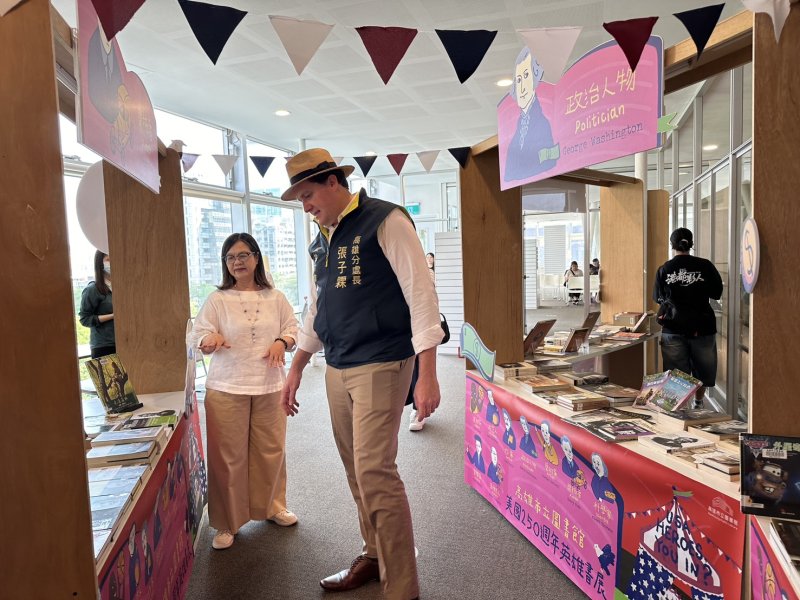 「美國 250 巡迴展」及「美國英雄主題書展」於高雄市立圖書館 5 樓玻璃屋展出，歡迎大家一起來觀展拿限量小禮物唷。