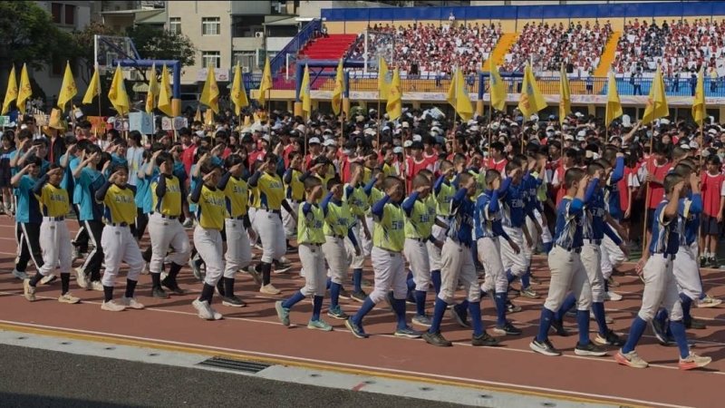 童軍團與桌球、棒球、女壘等體育校隊護旗進場，展現五福國中長年耕耘體育教育的成果。(漾新聞記者陳雯萍攝)