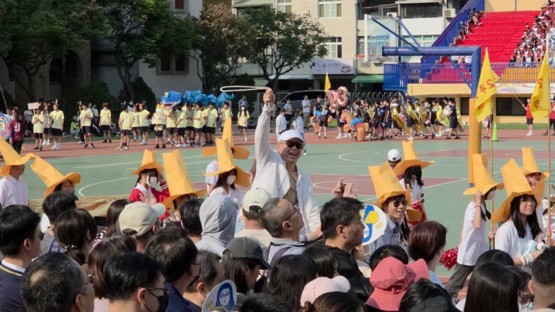 二年級各班的變妝大遊行，老師相當投入，也加入演出的行列，引起全場歡騰不已！(漾新聞記者陳雯萍攝)