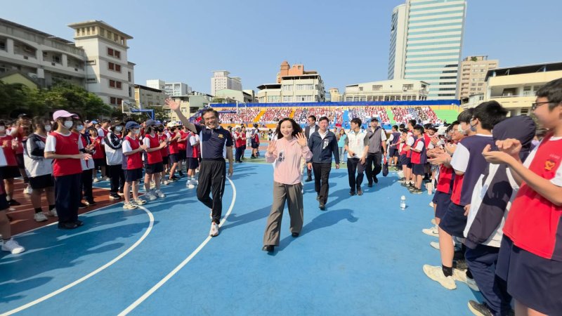 立委黃捷、教育局長吳立森在師生的掌聲中為新生的看台揭幕。(漾新聞記者陳雯萍攝)